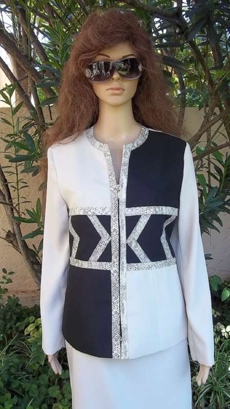 ELEGANT AND CHIC ESSENCE BEIGE AND BLACK SUIT WITH SNAKE SKIN PRINT TRIM - IMMACULATE - SIZE 34 / 32