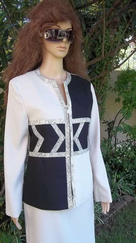 ELEGANT AND CHIC ESSENCE BEIGE AND BLACK SUIT WITH SNAKE SKIN PRINT TRIM - IMMACULATE - SIZE 34 / 32