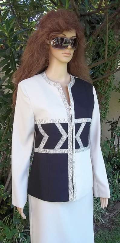 ELEGANT AND CHIC ESSENCE BEIGE AND BLACK SUIT WITH SNAKE SKIN PRINT TRIM - IMMACULATE - SIZE 34 / 32