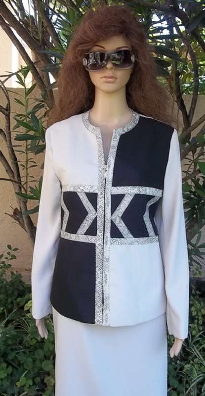 ELEGANT AND CHIC ESSENCE BEIGE AND BLACK SUIT WITH SNAKE SKIN PRINT TRIM - IMMACULATE - SIZE 34 / 32