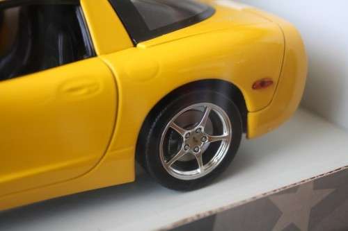 UT Models 1:18 Scale - Chevrolet Corvette C5