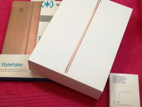 Ipad Pro latest addition 9.7 inch 32gb wifi only Rose Gold 7 months old, No scratches!!!!