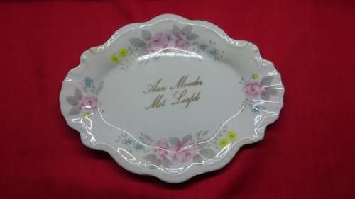 Small "Aan Moeder Met Liefde" plate.