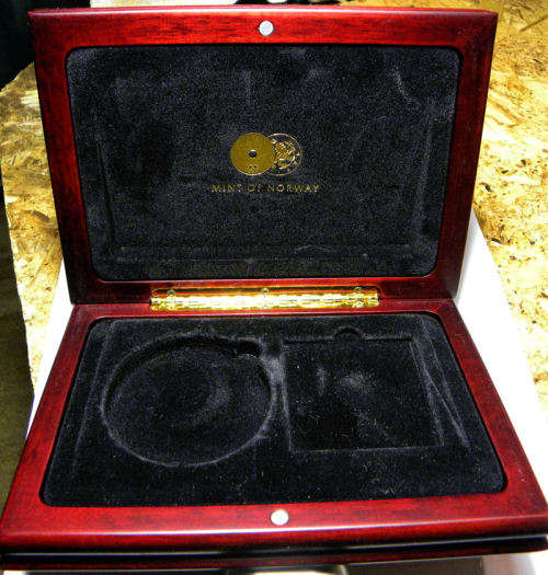 Robben Island Wooden Velvet Coin Holder 16x11x3cm as per pictures