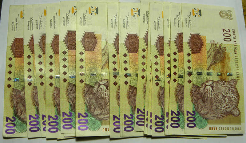 Top Grade RSA notes: 18x Mboweni R200 notes (2004 to 2009) in AU (my opinion)  Bid per note.