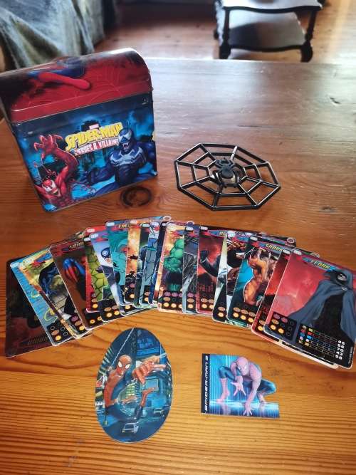 Different Spiderman collectables, figurine/trading cards
