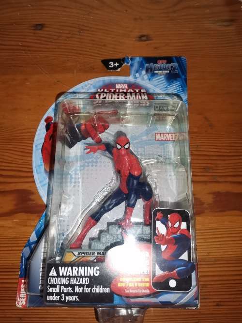 Different Spiderman collectables, figurine/trading cards