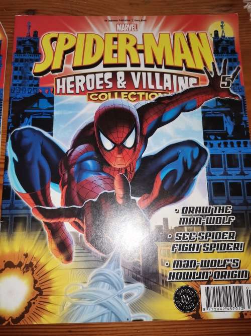 Different Spiderman collectables, figurine/trading cards