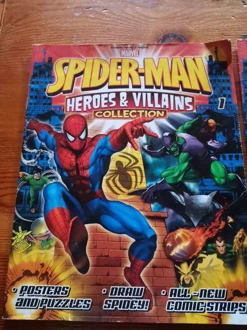 Different Spiderman collectables, figurine/trading cards
