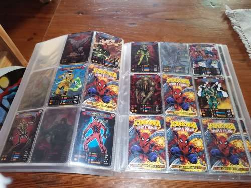 Different Spiderman collectables, figurine/trading cards