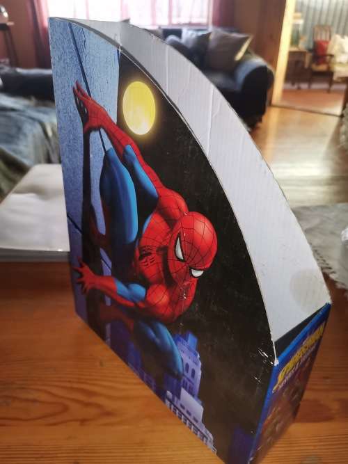 Different Spiderman collectables, figurine/trading cards