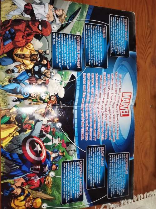 Different Spiderman collectables, figurine/trading cards