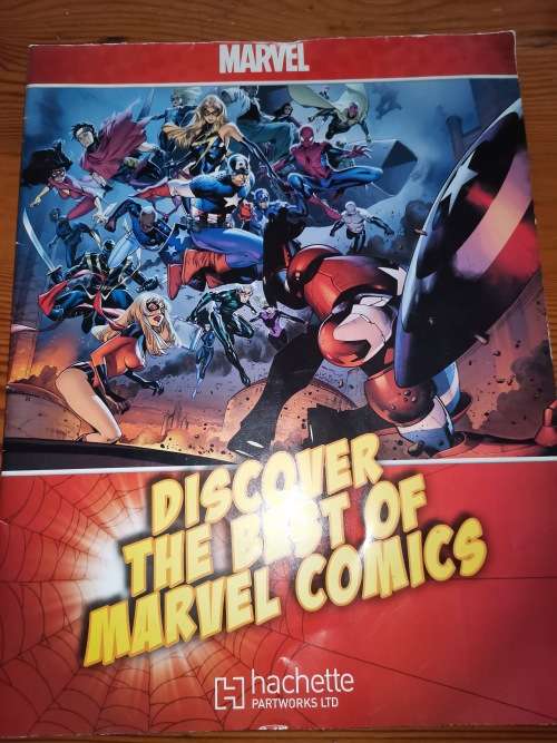 Different Spiderman collectables, figurine/trading cards