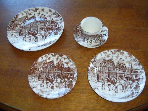 Constantia Fine China Antique Dinner set (complete)