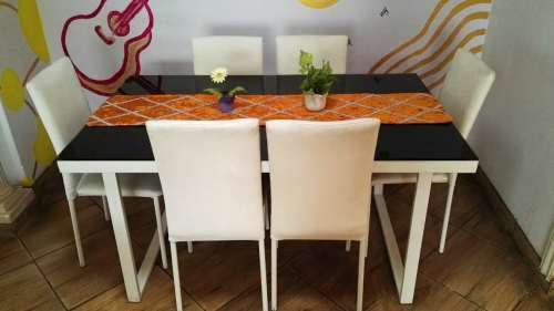Dinning Table with 6 Chairs.