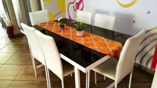 Dinning Table with 6 Chairs.