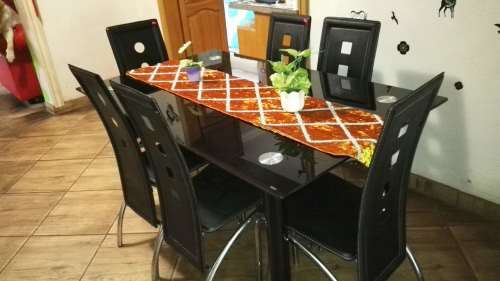 Dinning Table with 6 Chairs.
