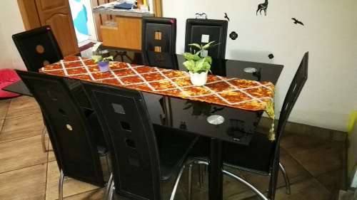 Dinning Table with 6 Chairs.