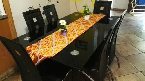 Dinning Table with 6 Chairs.