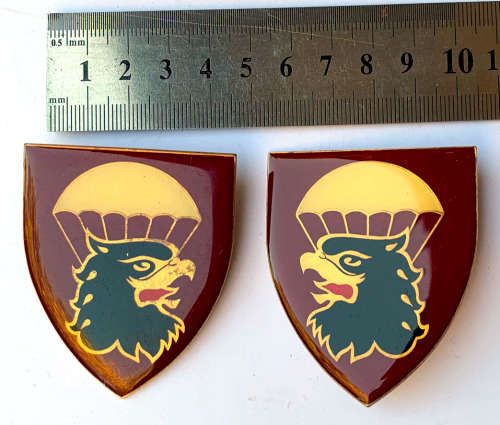 HS144 - 44 Para Bde - 1 Para Bn metal flash - facing set (1 pin missing on each flash)