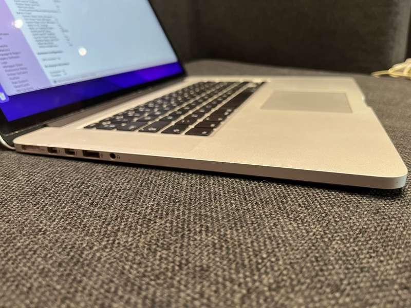 MacBook Pro 2015 , 15-Inch Core i7 2.20GHz , Retina Display, 16GB RAM , 256GB SSD