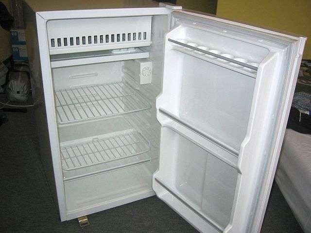 Daewoo FR-142 Undercounter Fridge/Freezer (140 litre)