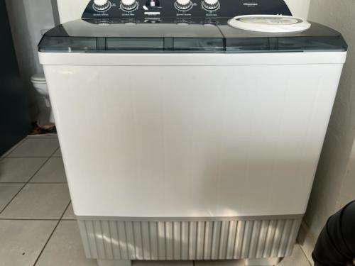 Hisense Twintub Wash machine