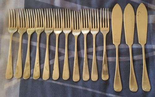 22 FORKS AND 9 KNIVES BIDDING PER ITEM TO TAKE ALL 31 PIECES