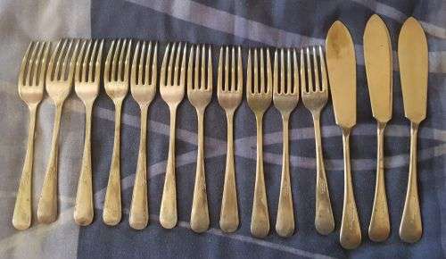 22 FORKS AND 9 KNIVES BIDDING PER ITEM TO TAKE ALL 31 PIECES