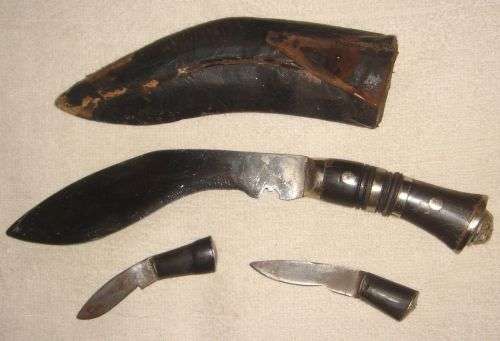 KUKRI GURKHA INDIAN FIGHTING KNIFE.AUTHENTIC ,COMPLETE WITH THE 2 SMALLER KNIVES!ORIGINAL SHEATH.