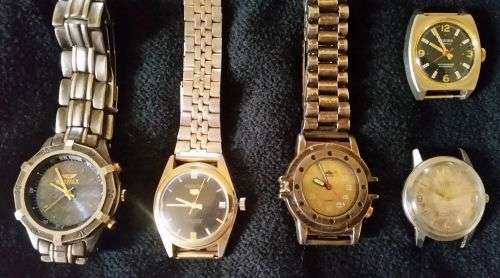 FIVE WORKING WATCHES. SEE THE DESCRIPTION