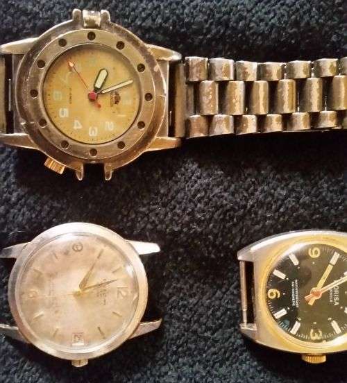 FIVE WORKING WATCHES. SEE THE DESCRIPTION