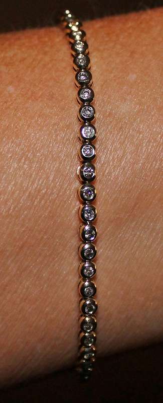 Wow! Tennis Bracelet - 9ct Gold & 56 Brilliant Diamonds!