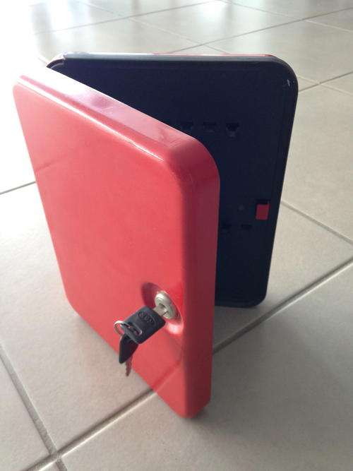 Key Safe - steel, lockable, holds 16 keys