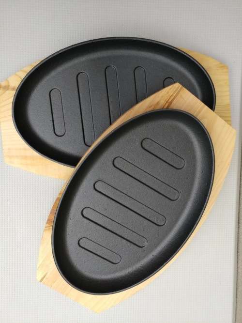 CAST IRON STEAK SIZZLER PLATE WITH WOODEN BASE