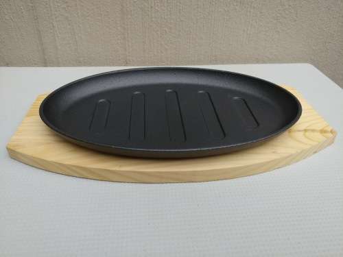 CAST IRON STEAK SIZZLER PLATE WITH WOODEN BASE