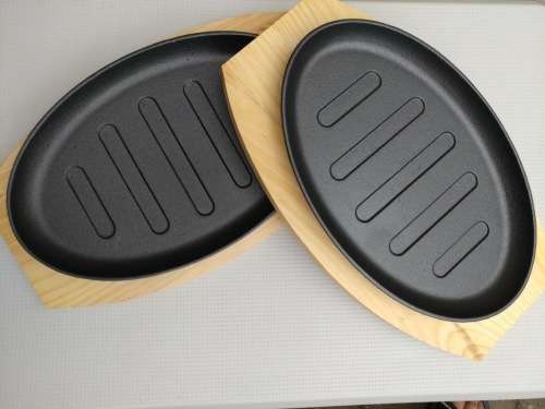 CAST IRON STEAK SIZZLER PLATE WITH WOODEN BASE