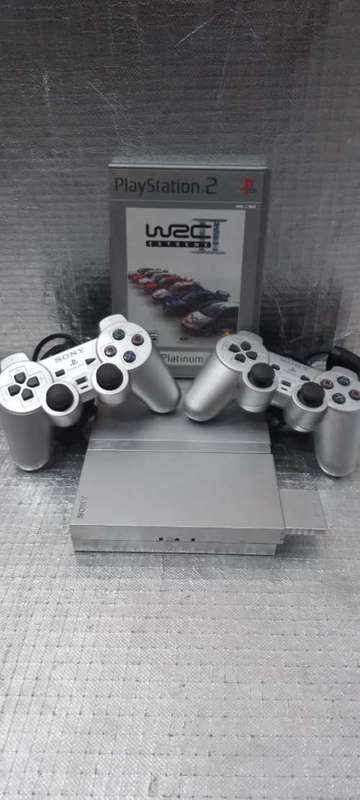 PLAYSTATION 2 SILVER CONSOLE WITH 2 CONTROLLERS AND 1 GAME