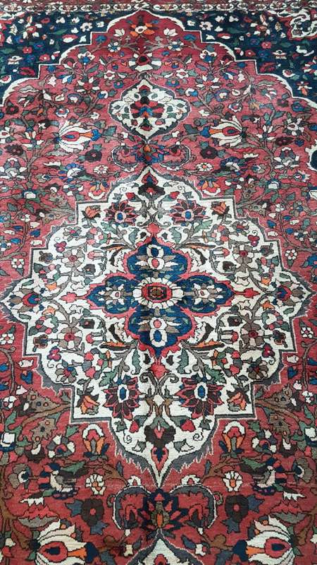 Persian carpet bakhtiary 3m x 2m ( with certificate)