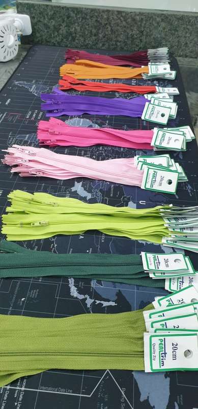 PARCEL OF ZIPS - 20cm. NEW ... 227 zips total