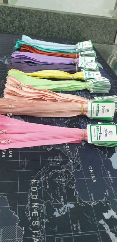 PARCEL OF ZIPS - 20cm. NEW ... 227 zips total