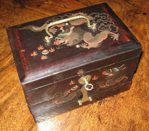 VINTAGE CHINESE LACQUERED JEWELLERY BOX - REDUCED