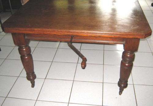 ANTIQUE VICTORIAN OAK EXTENDABLE DININGROOM TABLE