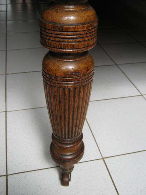 ANTIQUE OAK EXTENDABLE TABLE