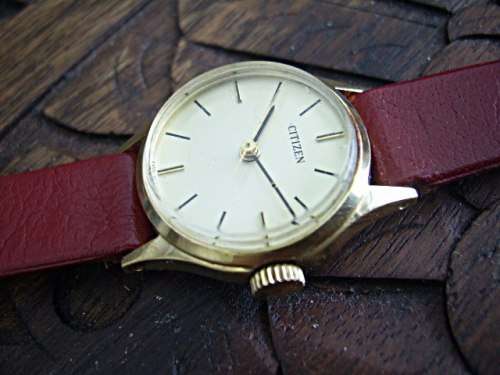 VINTAGE LADIES CITIZEN WATCH - RUNS WELL -