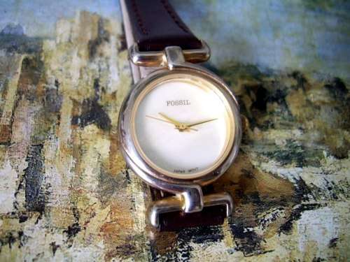 LADIES FOSSIL WATCH WITH STRIKING MOTHER OF PEARL DIAL