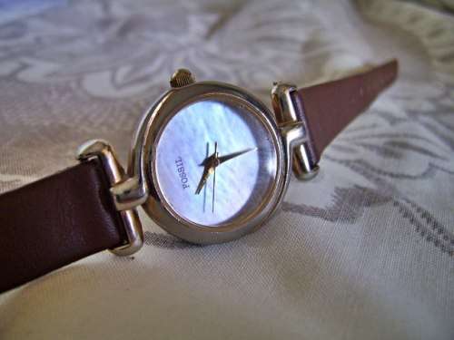 LADIES FOSSIL WATCH WITH STRIKING MOTHER OF PEARL DIAL