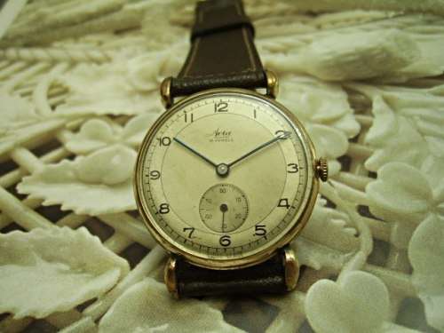 CLASSY VINTAGE BIG SIZE AVIA WATCH -- NOT WORKING