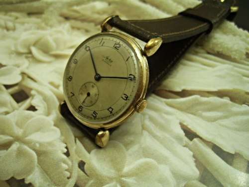 CLASSY VINTAGE BIG SIZE AVIA WATCH -- NOT WORKING