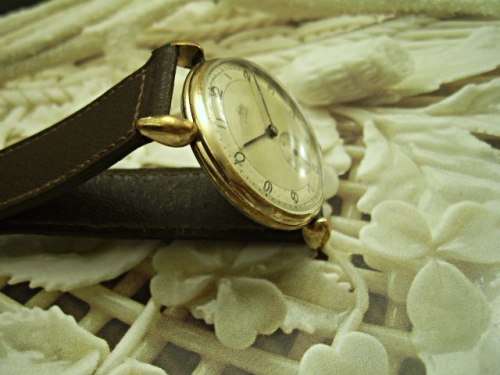 CLASSY VINTAGE BIG SIZE AVIA WATCH -- NOT WORKING